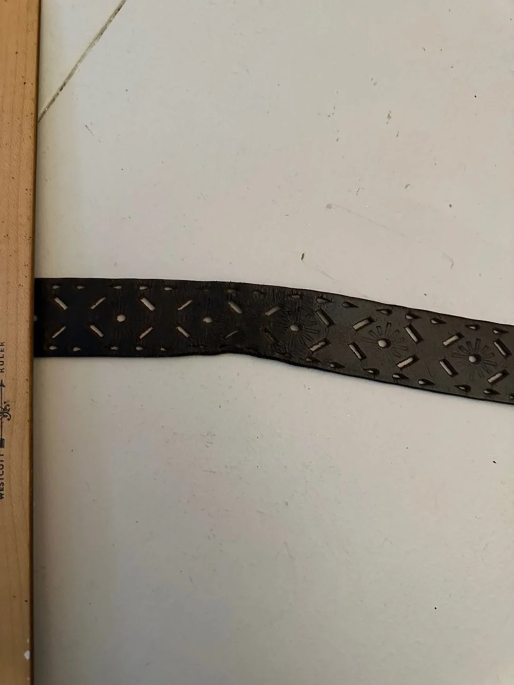 BLACK LEATHER PIERCED CUT OUT DESIGN BELT MEDIUM VINTAGE